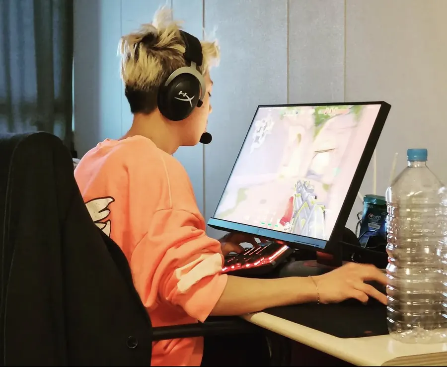 ch0ku playing VALORANT at a desk setup